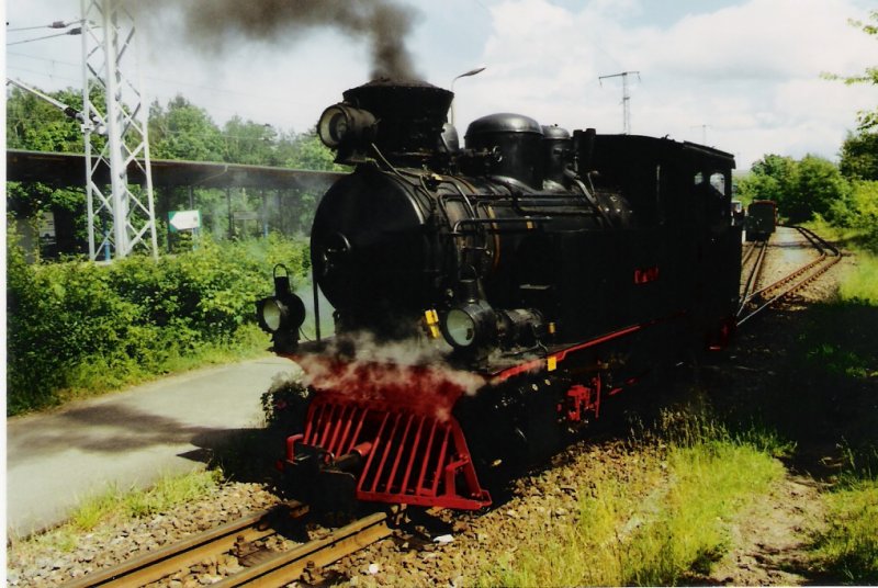 Das Bild zeigt die Dampflok  Merapi  der BPE im Bahnhof Wuhlheide beim Rangieren. Sie setzt um, um dann ber Hauptbahnhof, Eichgestell, Badesee in 30min wieder zum S-Bahnhof zurckzufahren.
um den 15.Juli 2004