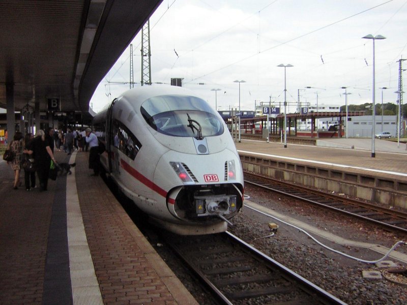Das Bild zeigt ein ICE-Zug in Saarbrcken auf Gleis 12