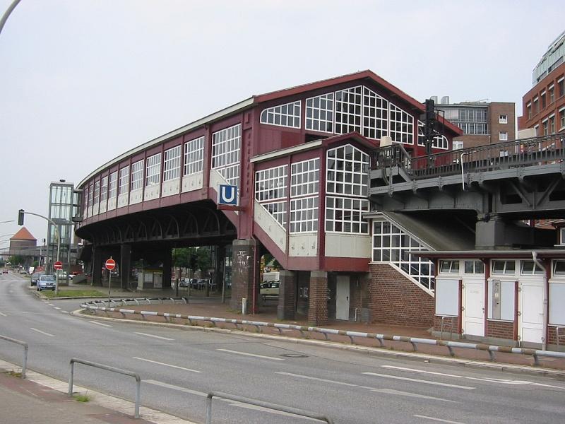 Das Bild zeigt die Hochbahn-Haltestelle Baumwall. Von hier aus erreicht man brigens die Modellbahnanlage Miniatur-Wunderland in wenigen Minuten zu Fu. Die Aufnahme stammt vom 15.07.2005. 