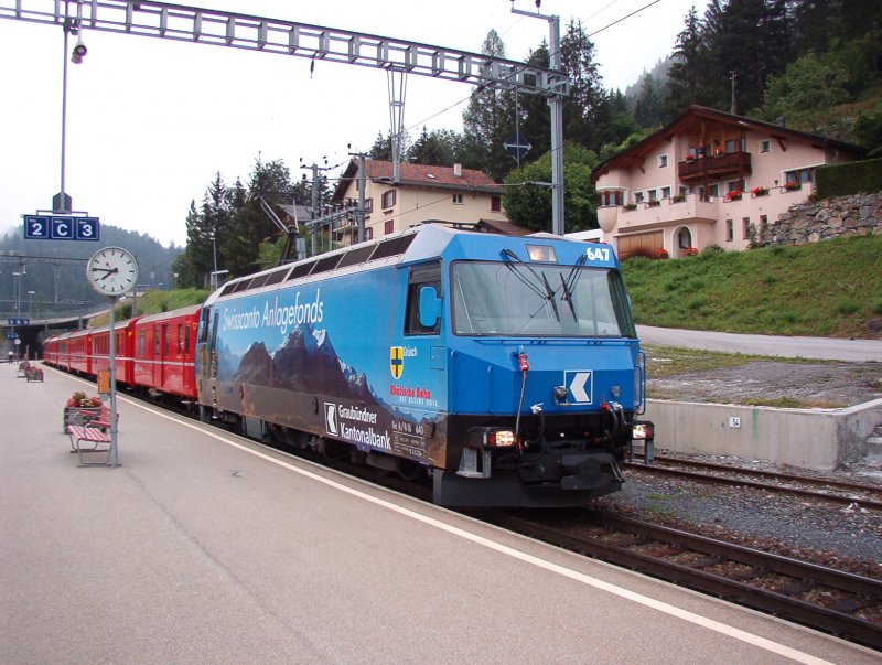 Das bild zeigt eine Lok der RHB im Bahnhof Tiefencastel. 