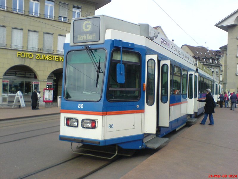 Das Blaue Bhnli Be 4/8 86 des RBS wartet am Zytglogge den Fahrgastwechsel ab, bevor es den Weg nach Worb auf sich nimmt. 
