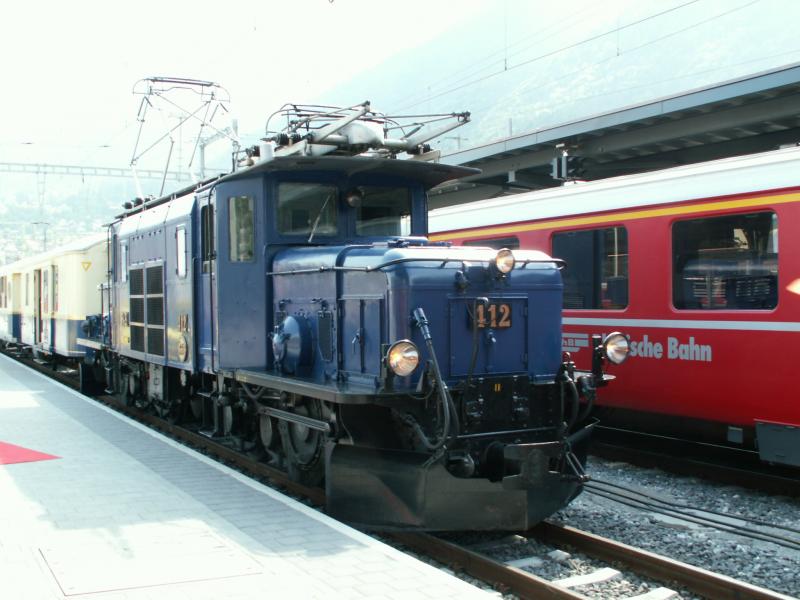 Das blaue RhB Krokodil (nicht zur Freude aller RhB Fans)zum 75.Jubilum des Glacier Express am 18.06.05 in Chur vor einem Extrazug nach Ilanz.