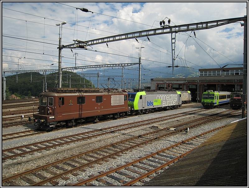 Das BLS-Depot in Spiez, aufgenommen am 27.07.2008. Im Vordergrund sieht man Re 425 177 beim Rangieren mit einer Re 485.