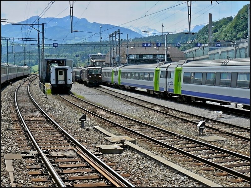 Das BLS Depot in Spiez fotografiert aus dem Zug in Richtung Mlenen am 29.07.08. (Hans) 