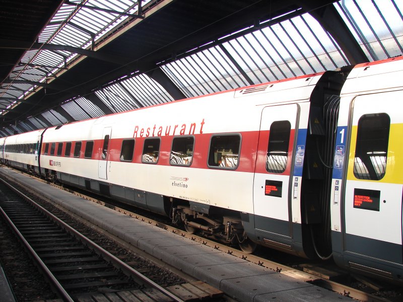 Das BordRestaurant (WRA) eines ICN nach Aarau ber Lenzburg steht im Bahnhof Zrich HB zur Abfahrt bereit.
