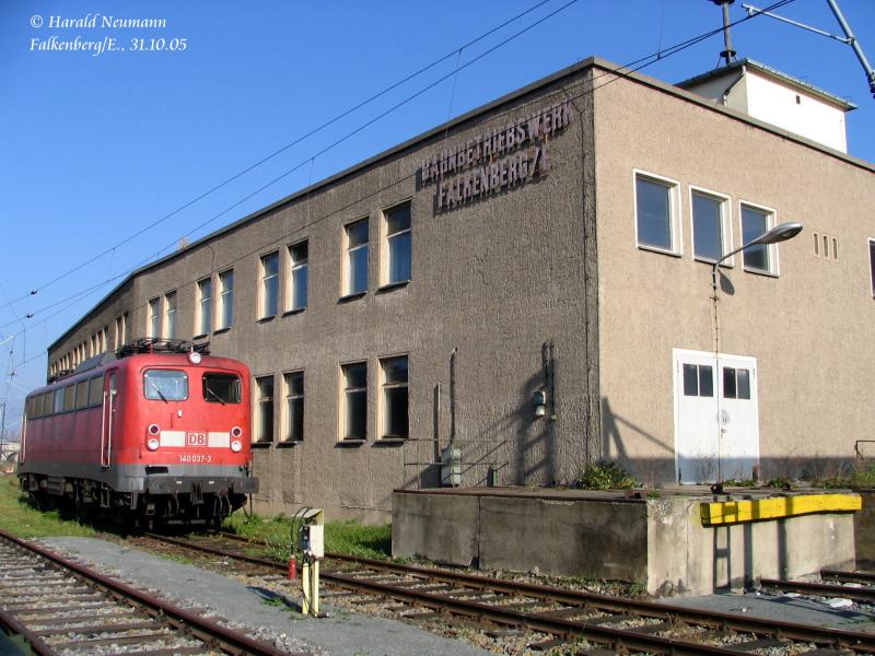 Das Bw Falkenberg/Elster unterer Bf ist leider seit Jahren auer Betrieb. An zwei Gleisen vor der ehemaligen Lokleitung wurden aber Elektranten errichtet fr die Railion-Loks die hier oft abgestellt werden.