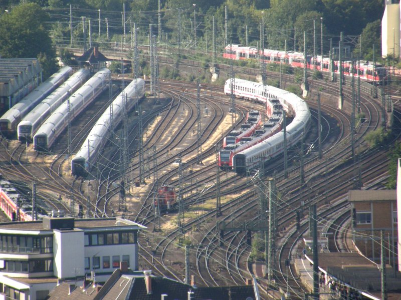 Das BW Kln aus der Luftperspektive. Rechts hinten fhrt ein VT 644 in Richtung Trier. (15.07.2008)