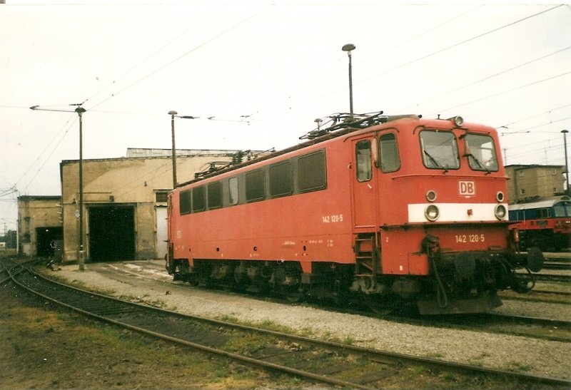 Das Bw Seddin hatte 1998 einige E 142 in seinem Bestand.Hier steht die E 142 120 vor dem Lokschuppen in Seddin.