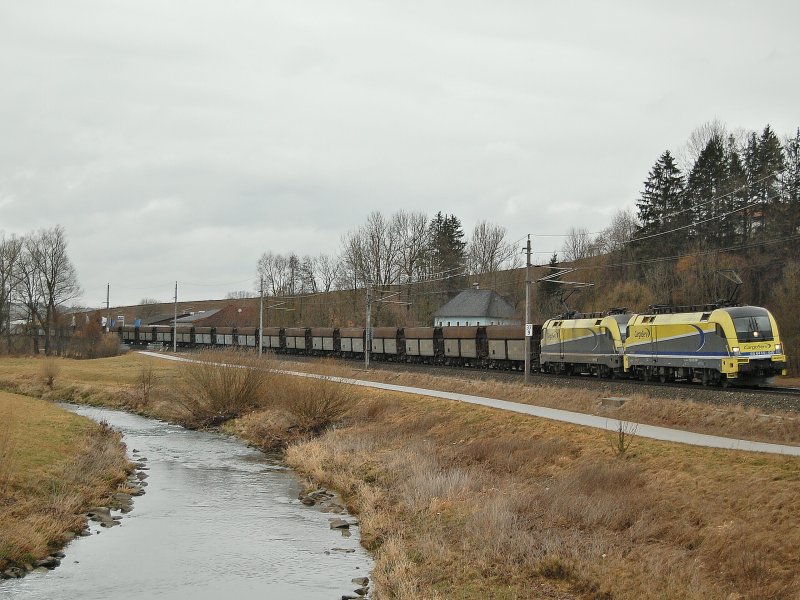 Das CargoServ-Doppel ES 64 U2-040 +
ES 64 U2-005 war unterwegs am 29.02.2008 mit einem
Gterzug auf der Phyrn kurz vor Wartberg/Kr.