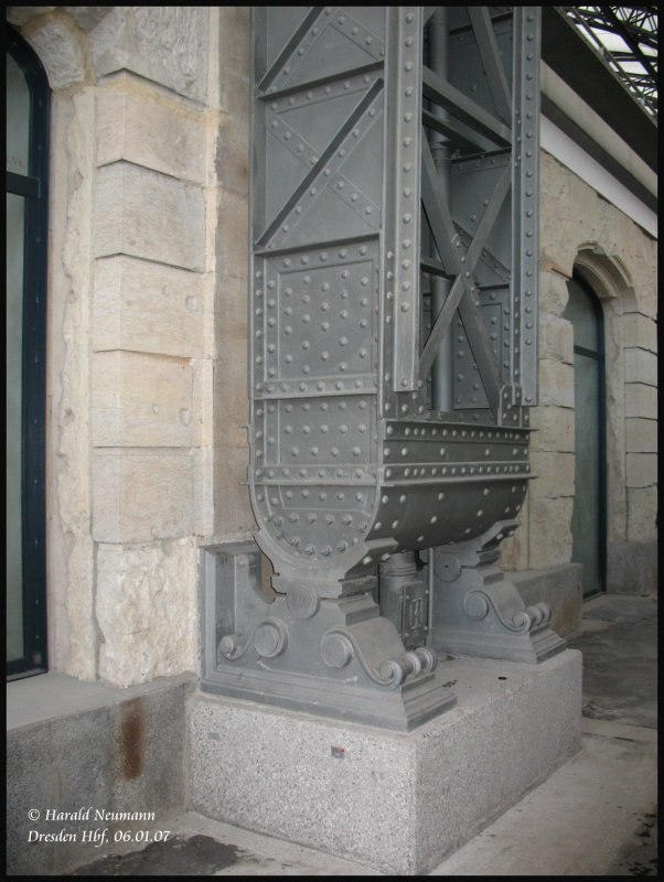 Das Dach des Dresdner Hbf's ist nun fertig saniert. Dies ist einer der Fsse samt Bodenlager der Dachkonstruktion, die das neue prachtvolle Dach tragen.