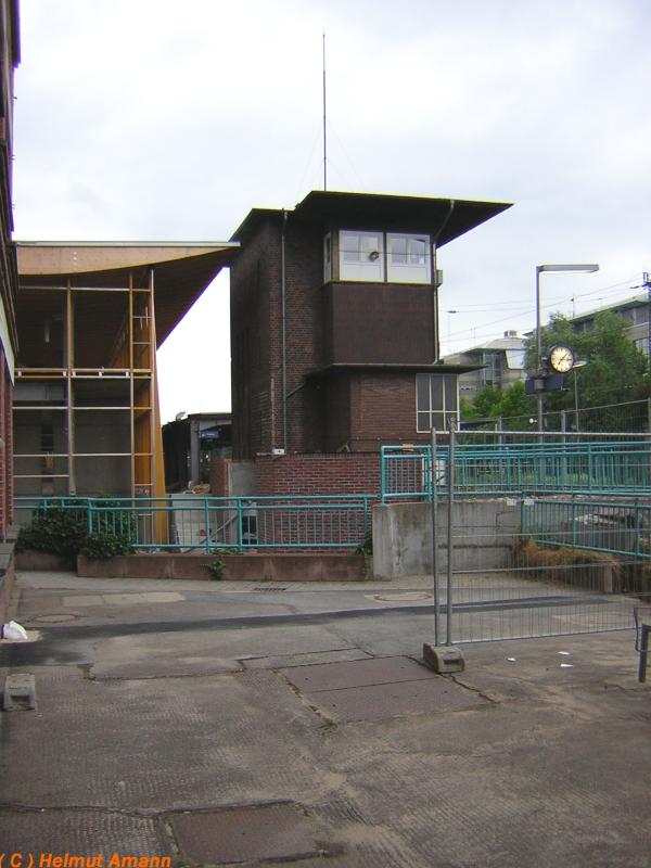Das Dach des westlichen Gebudeteil des Bahnhofsneubaus in
Rsselsheim bekommt langsam den Unterbau fr die Fassade,
nachdem anfangs nichts zwischen Dach und Fundament war auer
einem kleinen Betonsockel (Aufnahme vom 02.07.2005).