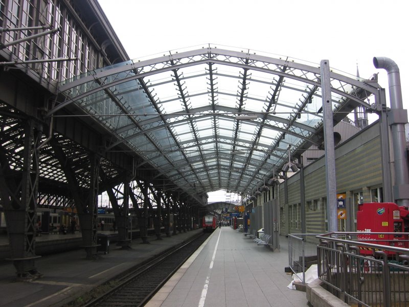 Das Dach ber dem Gleis 1 des Klner Hbfs. Im Hintergrund sieht man einen 425 als RB 48 nach Wuppertal-Oberbarmen.