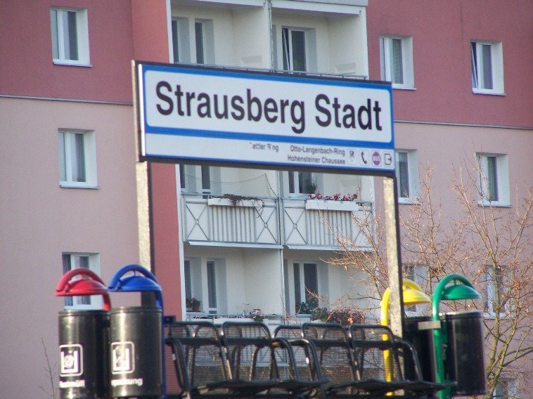 Das ist dann mein Heimatbahnhof auf der S Bahnlinie S5 von Berlin aus. Sogar der Mll wird ordentlich getrennt! Der erste Eindruck vom Bahnhof tuscht,hier gibs mehr als Wohnblcke.
weitere Bilder von hier folgen.