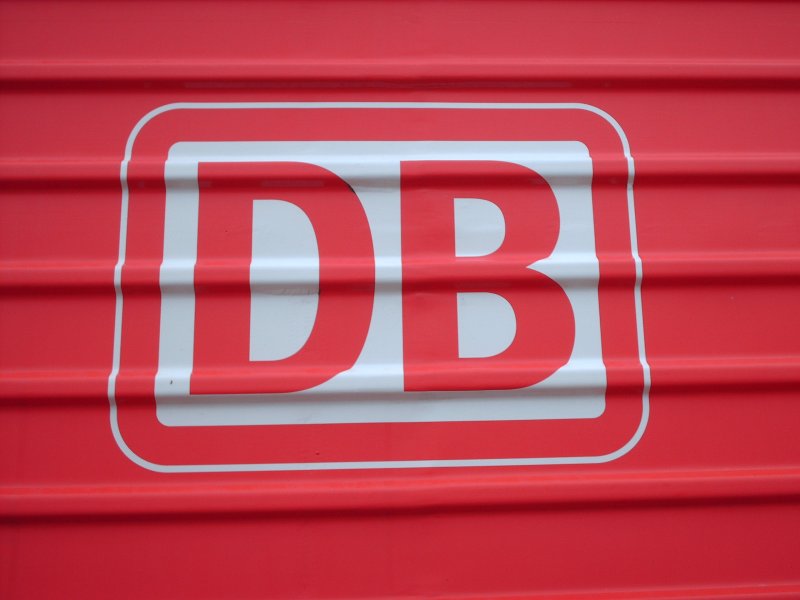 Das DB Logo auf einer BR143.
