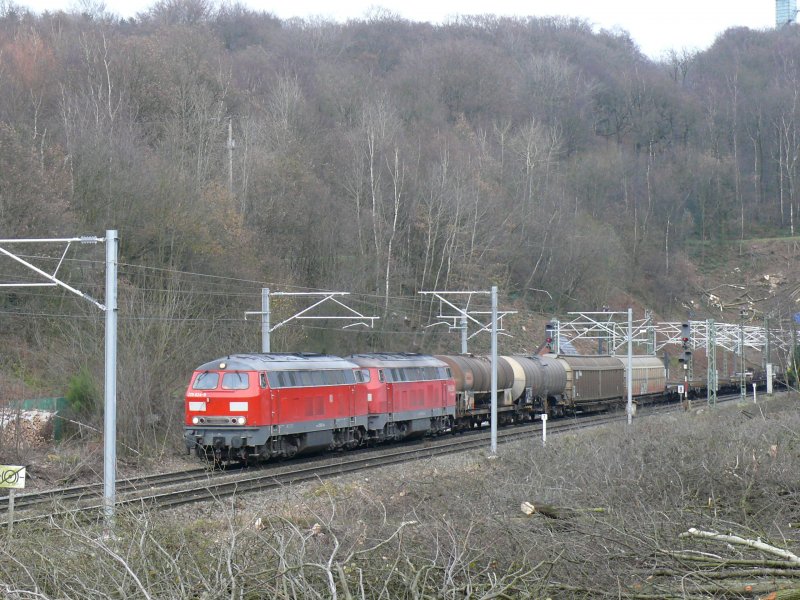 Das DB-Logo auf der Stirnseite fehlt. 225 024-9 und 225 026-4 berbringen einen gemischten Gterzug von Aachen-West nach Montzen. Eine halbe Stunde spter kam das Doppelgespann als Leerzug wieder an dieser Stelle in die andere Richtung vorbei. Aufgenommen in Gemmenich-Botzelaer am 29/11/2008.