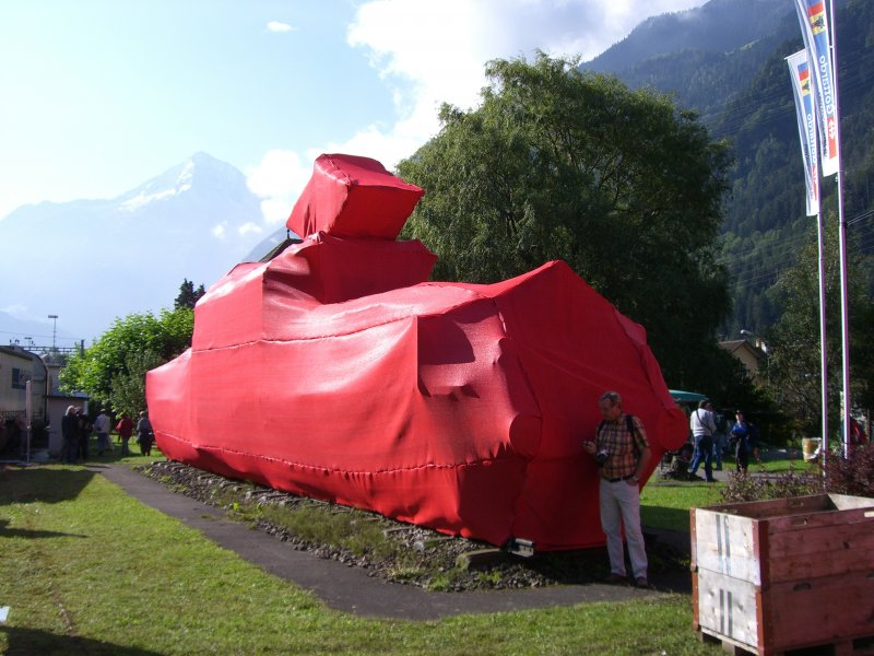 Das Denkmalkrokodil in Erstfeld war zum Fest verhllt! (08.09.2007)