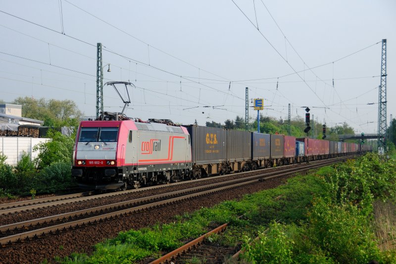 Das Design hat es mir angetan: Crossrail 185 602-0 vor einem schweren KLV-Zug Richtung Kln-Gremberg auf der KBS 650 nach Bensheim. (23.04.09)