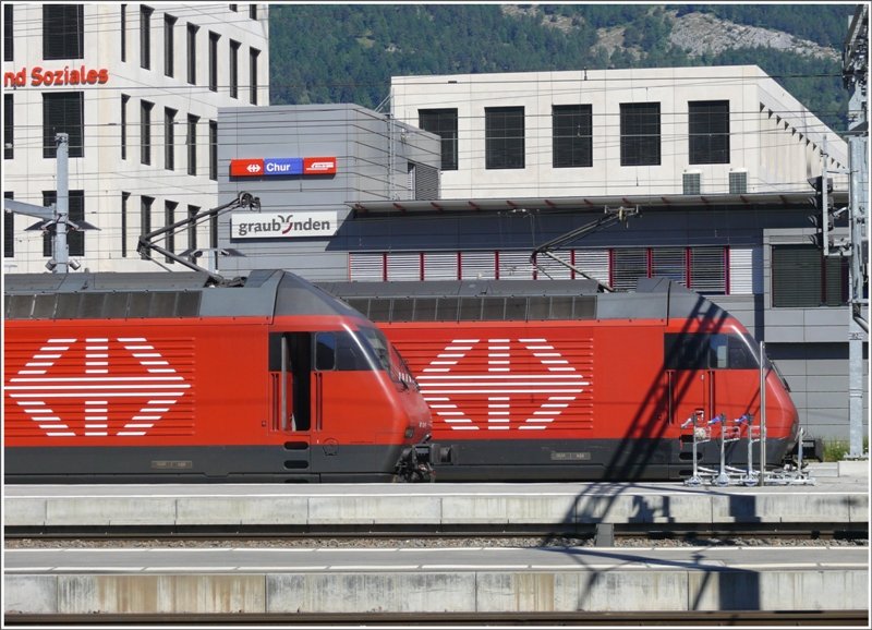 Das Design von Pininfarina fr die Re 460 und der Architekten des Stellwerks und der andern Gebude rund um den Bahnhof Chur sind grund verschieden. (01.06.2009)