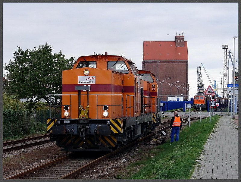 Das Doppel EKO 60 & 61 wird sich gleich vor 232 850-8 setzen.
    vor dem Stralsunder Nordhafen am 18.09.08 