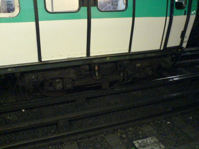 Das Drehgestell eine Zuges der Metro Linie 7 in der Haltestelle Cadet. Im Gegensatz zu vielen anderen Linien der Pariser Metro tragen die Zge dieser Linie keine Gummireifen. 