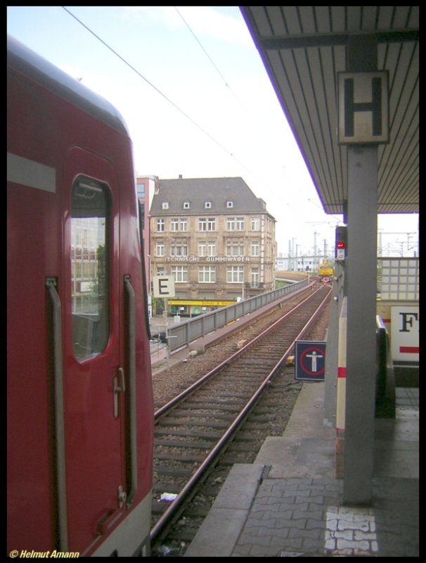 Das E bedeutete vom 31.07. bis 18.08.2006 am Bahnhof Frankfurt am Main-Galluswarte Endstation f�r die aus Norden kommenden S-Bahn-Z�ge aufgrund der Sperrung des S-Bahn-Streckentunnels im Abschnitt Hauptbahnhof - Konstablerwache. Auch 420 306 mu�te am 15.08.2006 auf der S3 von Bad Soden kommend bereits hier die R�ckfahrt antreten.