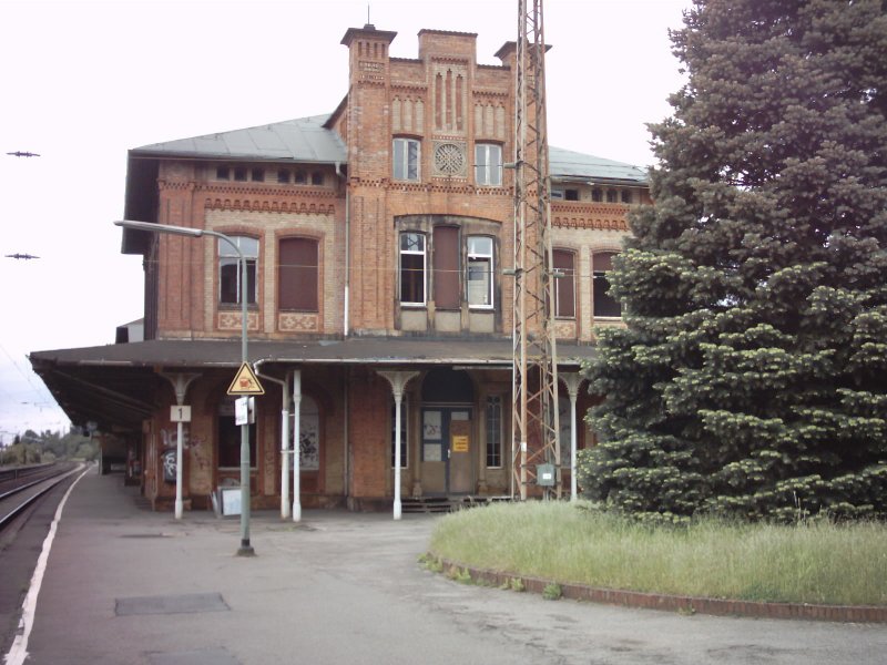 Das ehem. Bahnhofsgebude des Bf Nordstemmen,aufgenommen im Mai 2004,noch vor den Bahnsteigumbauten.