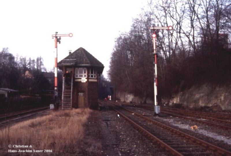 Das ehem. mechanische Fahrdienstleiterstellwerk Wuppertal-Loh (f) am Ende der 80er Jahre.
Dieses schne Stellwerk wurde in den 90 er Jahren leider abgerissen.


