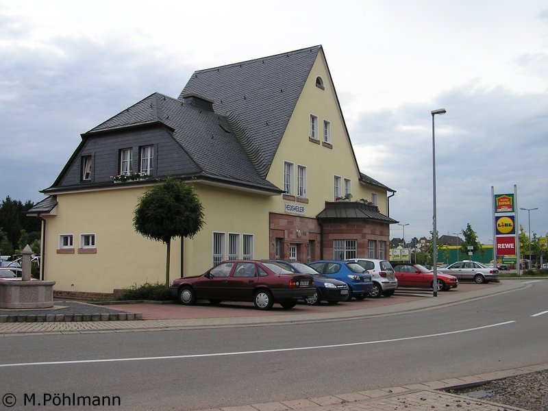 Das ehemalige Bahnhofsgebude in Heusweiler (Saar) von der „Gleisseite“. Aufgenommen am 05.09.2008