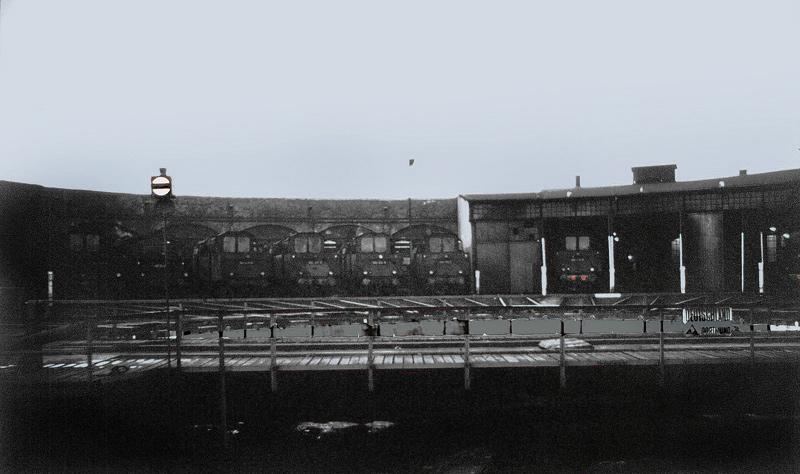 Das ehemalige Bw Neuss 1967 mit Drehscheibe. Im Hintergrund, sind an einem Sonntag, mehrere Dampfloks der BR 50 abgestellt! 