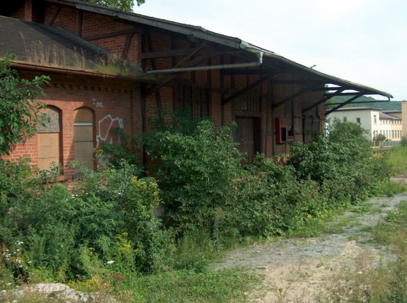 Das ehemalige Gterabfertigungsgebude neben dem Bahnhof Bad Ksen. Man erkennt noch das alte Gleisbett; 26.07.2007