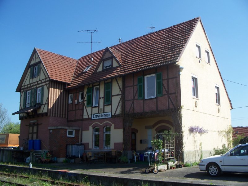 Das ehemalige in den Jahren 1903 bis 1904 erbaute Empfangsgebude des Bahnhofs Enzweihingen. 
