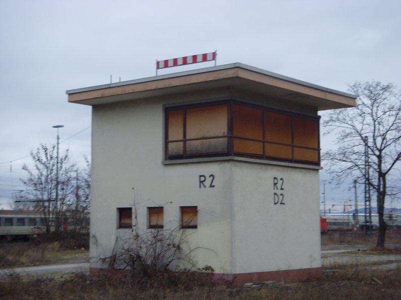 Das ehemalige Rangierstellwerk R2 des Freiburger Gterbahnhofes. Man beachte die Anschrift auf der Vorderseite....09.02.09