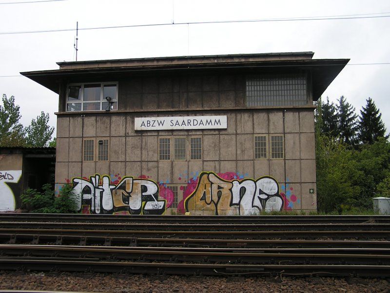 Das ehemalige Stellwerk der Abzweigstelle Saardamm (Bj. 1960) am 02.10.2006. Technik: Sp Dr L20. Seit 2003 ferngesteuert durch ESTW Karlsruhe.