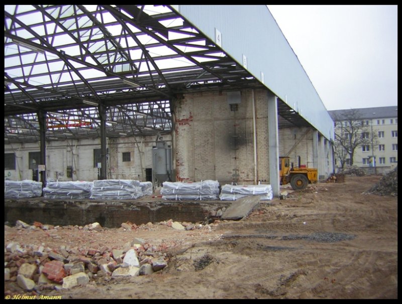 Das ehemalige Straenbahndepot Sachsenhausen bot dem Fotografen am 28.12.2006 diesen Anblick, aufgenommen durch eine Masche im davor stehenden Bauzaun. Das Depot wurde nach der Erffnung des neuen Betriebshofes Ost im Sommer 2003 stillgelegt.