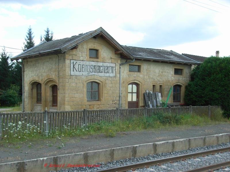 Das ehemalige Toilettengebude des Bahnhofs Koenigsmacker=Knigsmachern in Lothringen.
Auch hier zeugt die (einst bermalte) Beschriftung in deutsch und franzsisch von der wechselvollen Geschichte dieser Region.

30.07.2007
