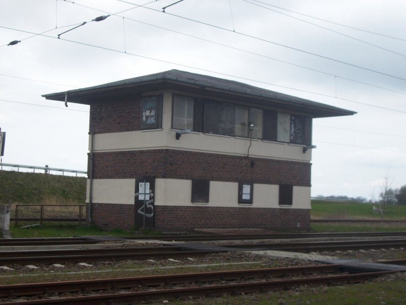 Das ehmalige Weichenw�rterstellwerk von Altef�hr am 18.04.2008 an der Ausfahrt Richtung Samtens.
