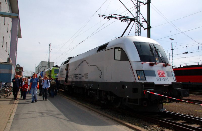 Das eiegntliche Highlight waren am 09.05.09 die ausgestellten Werbeloks von Railion. Hier ist 182 004 zu sehen.