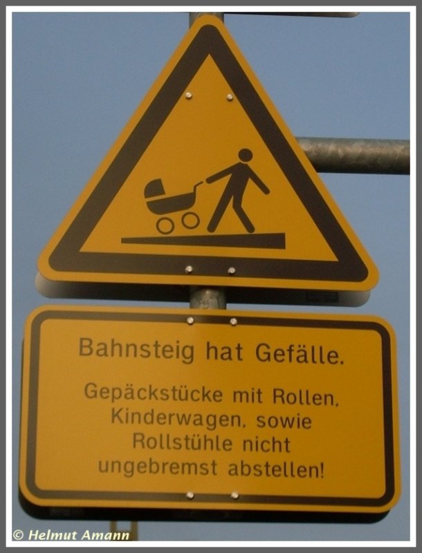 Das ist ein Schild, das es bis zum 31.10.2008, dem Datum der Erffnung der neuen S-Bahn-Station Schwalbach Nord bei der S-Bahn Rhein-Main nicht gab und nur vom Stuttgarter S-Bahn-Netz bekannt sein drfte. Ein Novum bei der S-Bahn Rhein-Main, die erste Station mit einem Bahnsteig der im Geflle liegt (Aufnahme vom 02.11.2008)