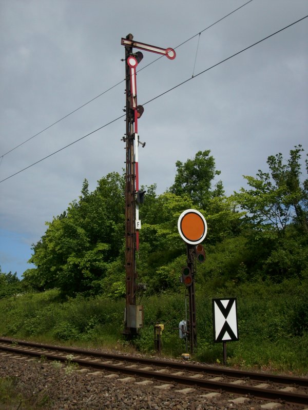 Das Einfahrsignal  F  in Lancken fr die Zge die von Sassnitz kommen.Dazu noch ein sogenanntes  Spiegelei Vorsignal fr Durchfahrten.