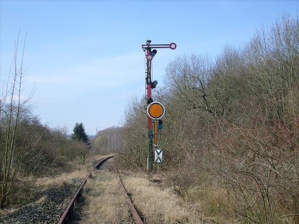 Das Einfahrsignal G2 sowie das Ausfahrvorsignal des Bahnhofs Scherfede.Am Vorsignal fehlt leider eine orange Blende,da diese kaputtgeschlagen wurde.