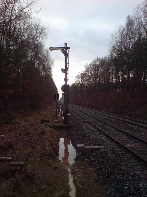 Das Einfahrtsignal A von Bahnhof Neustadt (Waldnaab) am 09.12.07 bild von hinten