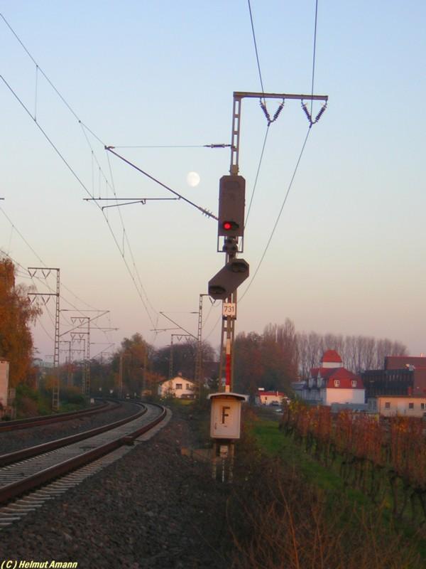 Das Einfahrtsignal von Flrsheim am Main wurde am 13.11.2005 
noch von der untergehenden Sonne angeleuchtet, whrend ihr 
Pendant bereits am Firmament stand.



