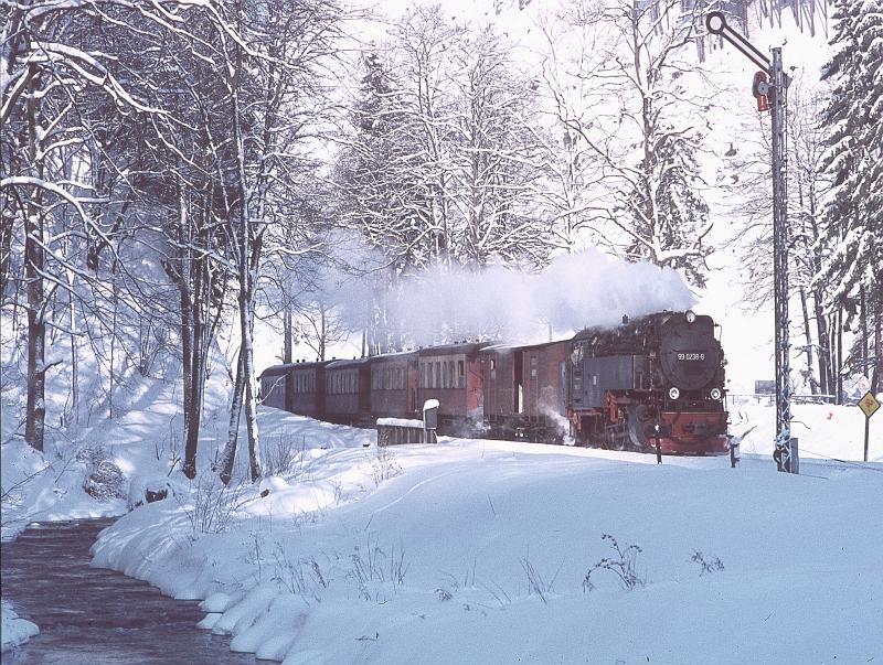 Das Einfahrtsignal zum Bahnhof Eisfelder Talmhle im Winter 72