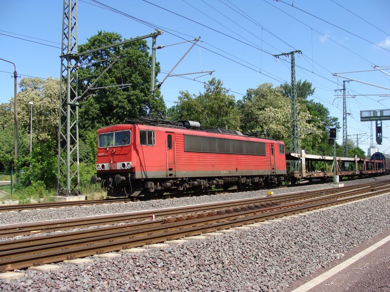 Das einzig wirklich Abwechslungsreiche heute waren die unterschiedlichen Loknummern der 155er ;-) Ganze 6 St�ck konnten heute abgelichtet werden. Hier f�hrt gerade 155 107-6 in Richtung Braunschweig, fotografiert kurz hinter Magdeburg Hbf in H�he Platz des 17. Juni/Sachsenring, 23.05.2009