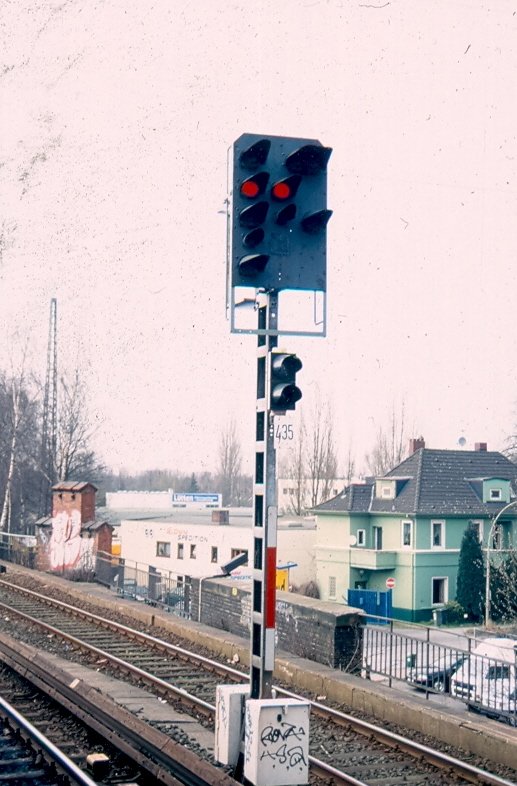 Das Einzige, mir bekannte Signal, welches mit 2 verschiedenen Eisenbahn - Signalsystemen gearbeitet hat. In Hamburg - Eidelstedt stand dieses kuriose Einzelstck weil hier die Hamburger S-Bahn mit Sv-Signalen (Signalverbindungen) und die AKN mit Hp-Signalbgriffen fhrt. Hier: das  normale  Hp0 als Haltbegriff. Inzwischen steht hier allerdings ein KS-Signal. Hinweis: eigescanntes Dia