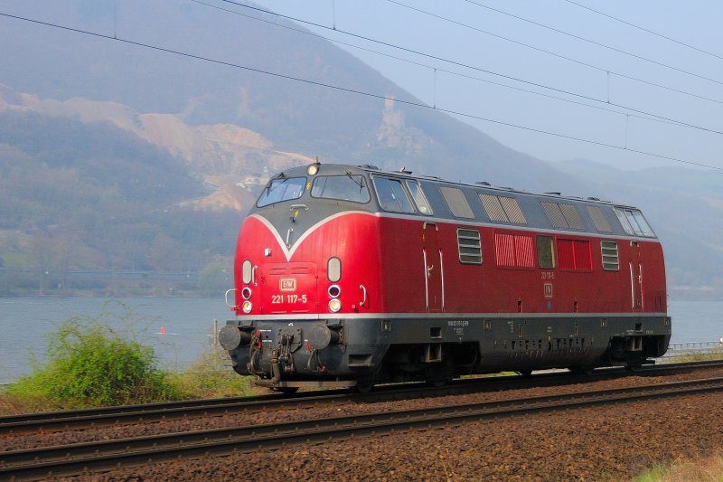 Das einzige was diese ursprungslackierte Lok umschmeicheln kann... auch wenn nur dezent im fahlen Morgenlicht: Burg Sooneck ber 221 117-5 auf der linken Rheinseite.