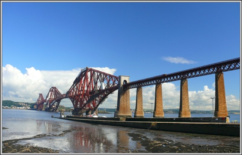 Das eisenbahntechnische Highlight ist bestimmt die Brcke ber den Firth of Forth nordwestlich von Edinburgh. (04.08.2008)