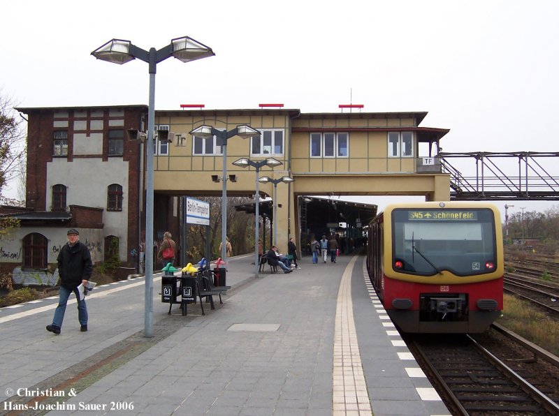 Das elektromechanische Stellwerk von Berlin Tempelhof  TF . Am Bahnsteig steht die S 45 zum Flughafen Berlin-Schnefeld. 11/2005.

