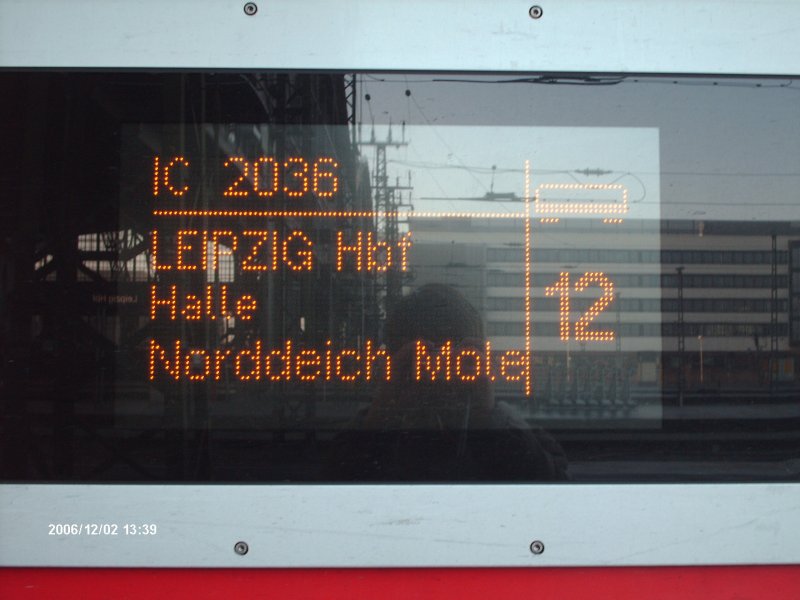 Das elektronische Auendisplay des InterCity 2036(Wagen12) der nach Norddeich Mole fhrt.