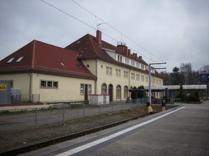 Das Empfangsgebude vom Bahnhof Binz/Rgen am 10.04.2008